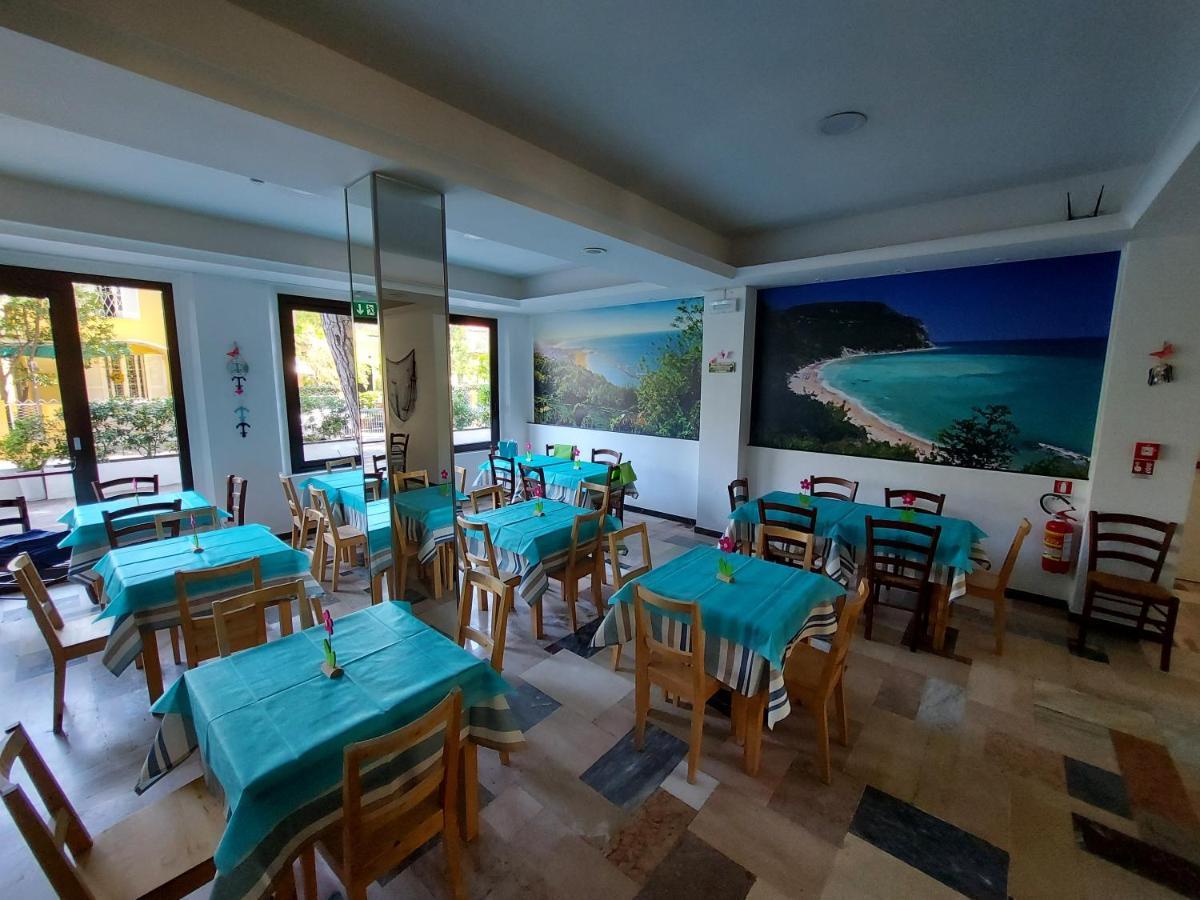 Hotel Senza Pensieri Риччоне Екстер'єр фото