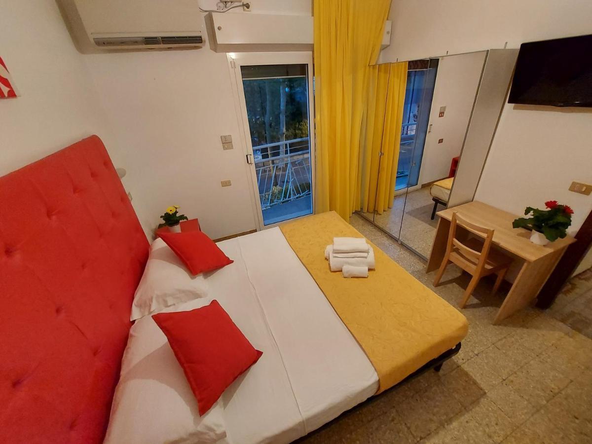 Hotel Senza Pensieri Риччоне Екстер'єр фото